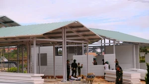 La “Campaña Quang Trung” destina a reconstruir y reparar las viviendas de las familias afectadas por desastres naturales, tifones e inundaciones en la región central del país (Foto: VNA)