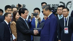 El presidente de Vietnam, Luong Cuong, se reúne con el secretario general del Comité Central del Partido Comunista y presidente de China, Xi Jinping (Foto: VNA))