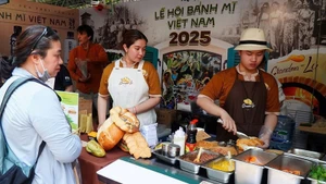 Visitantes en la tercera edición del Festival de bocadillo vietnamita 2025 (Foto: Hoang Tuyet)