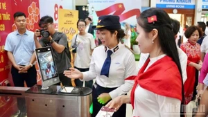 Sistema de control de billetes biométrico en la estación de tren de Hanoi. (Foto: Nhan Dan)