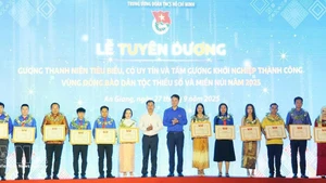 26 jóvenes de minorías étnicas del suroeste de Vietnam fueron reconocidos por el éxito de sus startups en 2025. (Foto: VNA)