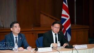 Pham Viet Hung, embajador de Vietnam en Tailandia. (izquierda) (Foto: VNA)