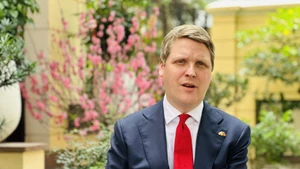 El ministro de Desarrollo Internacional de Noruega, Asmund Aukrust, en la entrevista. (Foto: VNA)