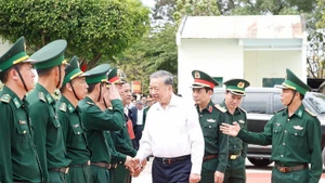 El secretario general del Partido Comunista de Vetnam, To Lam, quien también se desempeña como secretario de la Comisión Militar Central, visitó hoy la Estación de Guardia Fronteriza de Ea H’Leo, en la provincia central de Dak Lak. (Foto: VNA)