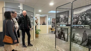 Visitantes en la exposición. (Foto: VNA)