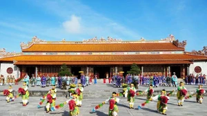 Recreación de la ceremonia de la Gran Audiencia Real del Año Nuevo Lunar de la dinastía Nguyen en el Palacio Thai Hoa de la Ciudadela Imperial de Hue. (Foto: VNA)