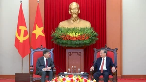 El secretario general del Partido Comunista de Vietnam, To Lam, y el director de la Academia Presidencial Rusa, Aleksey Komissarov (Foto: Nhan Dan)