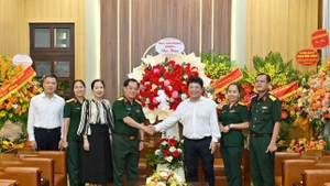 [Foto] Delegaciones visitan y felicitan a periódico Nhan Dan con motivo de la Prensa Revolucionaria de Vietnam