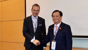 [Foto] Vicepresidente de Parlamento vietnamita se reúne con jefe de delegación del Parlamento Europeo 