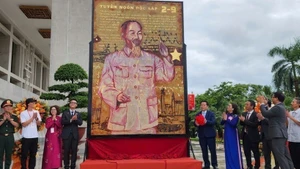 Una pintura lacada grande que retrata al Presidente Ho Chi Minh (Foto: VNA)