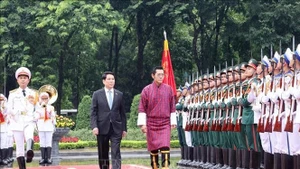 El presidente de Vietnam, Luong Cuong, encabeza la ceremonia oficial de bienvenida al Rey de Bután. (Foto: VNA)