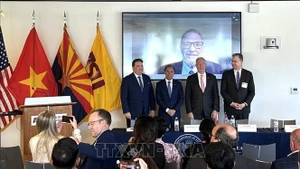 Exembajadores estadounidenses en Vietnam y el embajador vietnamita en Washington, Nguyen Quoc Dung (segundo desde la izquierda). Foto: VNA