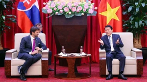 El general Luong Tam Quang (izquierda), ministro de Seguridad Pública de Vietnam, recibe a Robert Kaliňák, viceprimer ministro y titular de Defensa de Eslovaquia. (Foto: VNA)
