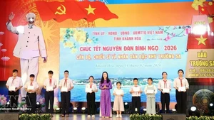 Entregan becas para hijos de cuadros y militares de la Zona Especial de Truong Sa. (Foto: VNA)