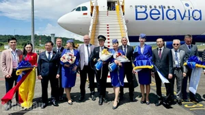 Líderes de la provincia de An Giang y representantes de Belavia Airlines en la inauguración de la ruta Minsk-Phu Quoc.