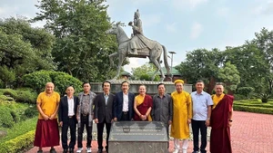 Una delegación de la Asociación de Amistad Vietnam-Nepal visita un lugar religioso en Nepal. (Foto: Unión de Organizaciones de Amistad de Vietnam)