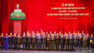 [Foto] Gran fiesta de generaciones de periodistas de Nhan Dan