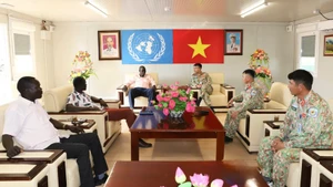Kon Maneit Matiok, ministro de Infraestructura y Servicios Públicos de la región de Abyei, visita al cuartel del Equipo de ingenieros número 4 de Vietnam. (Foto: Van Quyet)