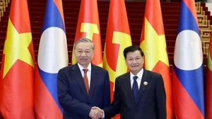 El secretario general del Partido Comunista de Vietnam, To Lam, y el secretario general de PPRL y presidente de Laos, Thongloun Sisoulith. (Foto: VNA)
