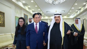El primer ministro Pham Minh Chinh visita al ex primer ministro kuwaití, jeque Nasser Al-Mohammed Al-Jaber Al-Sabah, a su residencia privada. (Foto: VNA)
