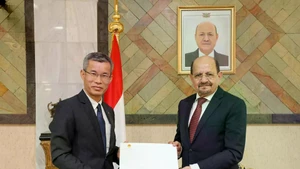 El embajador vietnamita en Yemen, Hoang Huu Anh, presenta copias de cartas credenciales a canciller de Yemen, Shaya Mohsin Zindani. (Foto: baoquocte.vn)