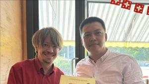 Massimiliano Ay, secretario general del Partido Comunista de Suiza, posa una foto con reportero de la VNA (Foto: VNA)