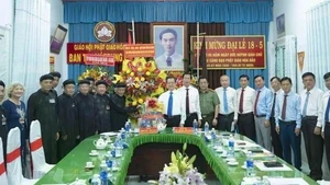 La delegación de líderes de An Giang y representantes del Comité Ejecutivo de la Sangha Budista Hoa Hao el 11 de junio. (Foto: VNA)
