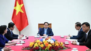 El primer ministro vietnamita, Pham Minh Chinh, sostiene una conversación telefónica con el canciller de Alemania, Friedrich Merz. (Foto: Nhan Dan)