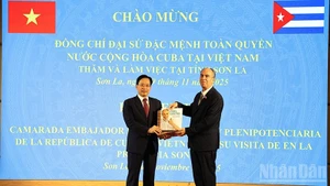 El embajador de Cuba en Vietnam, Rogelio Polanco Fuentes, entrega regalos a la provincia de Son La.