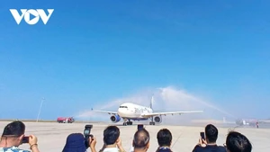El vuelo fue recibido con la ceremonia del arco de agua al aterrizar en el Aeropuerto de Cam Ranh. (Foto: VOV)