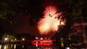 Espectáculo de fuegos artificiales por el 80º aniversario del Día Nacional (Foto: VNA)