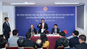 El primer ministro Pham Minh Chinh se reúne ​​con representantes de expertos e intelectuales vietnamitas en el extranjero en Francia. (Foto: VNA)
