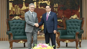 El primer ministro Pham Minh Chinh (derecha) recibe al ministro de Relaciones Exteriores de Laos, Thongsavanh Phomvihane (Foto: Nhan Dan)