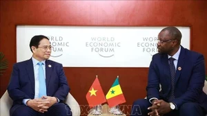 El primer ministro de Vietnam, Pham Minh Chinh, y su homólogo de Senegal, Ousmane Sonko (Foto: VNA)