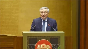 El viceprimer ministro de Vietnam Nguyen Hoa Binh enfatiza la importancia de la creación de un Centro Financiero Internacional en el país (Foto: VNA)