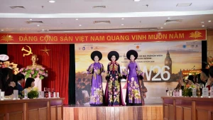 Las tres mejores concursantes de Miss Turismo Vietnam lucen vestidos tradicionales vietnamitas (Ao dai), diseñados por el diseñadora Lan Huong, en el evento. (Foto: Comité Organizador)