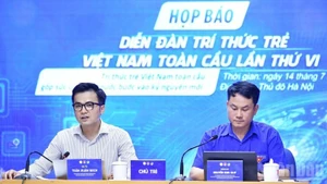 El vicepresidente permanente de la Federación de Jóvenes de Vietnam, Nguyen Kim Quy, y el profesor y doctor Tran Xuan Bach, presiden la rueda de prensa.