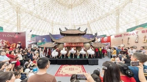 Los visitantes disfrutan de espectáculos artísticos en el espacio “Quintaesencia cultural de Vietnam”. (Foto: hanoimoi.com.vn)