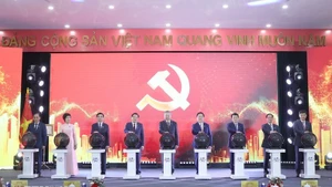El secretario general del Partido Comunista de Vietnam, To Lam, y los delegados ofician la ceremonia de lanzamiento de la página informativa del XIV Congreso Nacional del Partido de la Agencia vietnamita de Noticias (Foto:VNA)