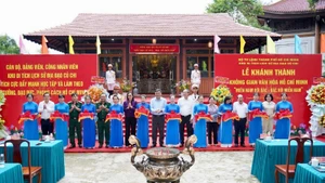 Los delegados cortan la cinta inaugural del Espacio Cultural Ho Chi Minh en los túneles de Cu Chi.