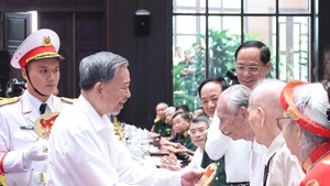 [Foto] Líder partidista vietnamita se reúne con personas con méritos revolucionarios 