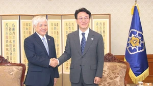 El presidente del Comité Central del Frente de la Patria de Vietnam, Do Van Chien, y el primer ministro surcoreano, Kim Min Seok. (Foto: VNA)