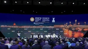 En la sesión plenaria del 28.º Foro Económico Internacional de San Petersburgo (SPIEF 28), Rusia, el 20 de junio. (Foto: VNA)