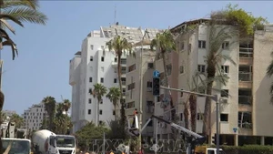 Un edificio de apartamentos en la calle Levy Eshkol (Tel Aviv) fue destruido por un misil en la madrugada del 16 de junio de 2025. (Foto: VNA)