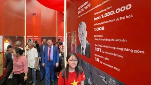 El embajador estadounidense en Hanói visita la exposición “95 años de la Bandera del Partido iluminando el camino”.