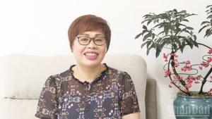 La profesora Pān Jīn É, en una entrevista con un corresponsal del periódico Nhan Dan (Pueblo) en China.