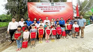 Los delegados entregan regalos a los niños de la aldea 13.