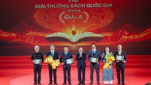 Autores reciben el Premio A. (Foto: Viet Linh)