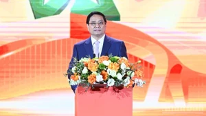 El primer ministro Pham Minh Chinh pronuncia un discurso en la ceremonia de clausura de la Feria de Otoño de 2025. (Foto: Nhan Dan)
