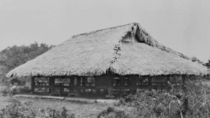 La casa comunal de Tan Trao, antiguo distrito de Son Duong (Tuyen Quang), donde se celebró el Congreso Nacional convocado por Viet Minh el 16 de agosto de 1945, aprobó las “Diez Políticas Principales de Viet Minh”; la “Orden de Levantamiento General”; decretó la bandera y el himno nacionales; y estableció el Comité de Liberación Nacional de Vietnam, es decir, el Gobierno Provisional, presidido por el camarada Ho Chi Minh. (Foto: Documentos de VNA)